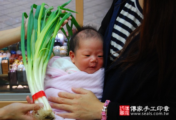 陳寶寶(新北永和區嬰兒寶寶滿月剃頭理髮、免費嬰兒剃胎毛儀式吉祥話)。中國風會場，爸媽寶貝免費穿「日中韓」古裝禮服。專業拍照、DVD光碟、證書。★購買「臍帶章、肚臍章、胎毛筆刷印章」贈送：剃頭、收涎、抓周，三選一。 2015.10.08 照片12